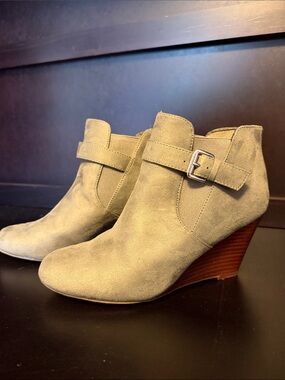 Suede Wedge Ankle Booties in Olive brown